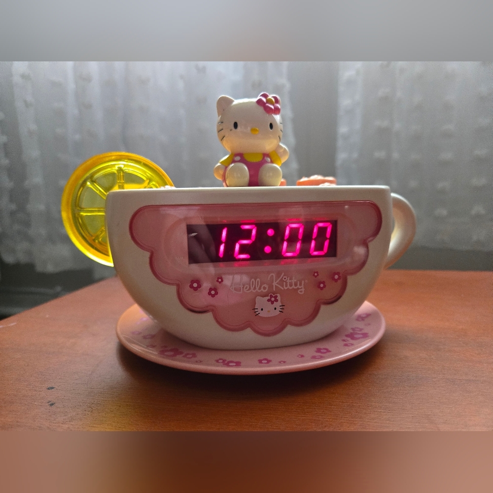 Vintage Hello Kitty teacup clock